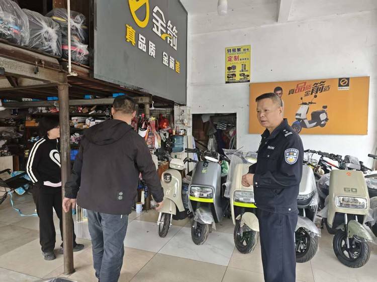 东升大队深入辖区电动车销售点开展消防服务指导