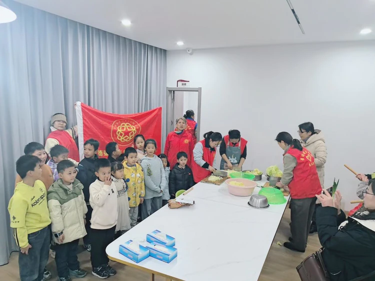 昌河街道:昌盛社区童心港湾聚侨情 巧手包出幸福味