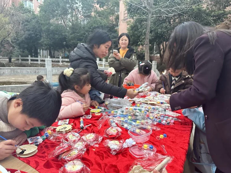 太白园街道西瓜洲社区“伙伴领航站”:彩绘暖冬聚童趣 伙伴陪伴助成长