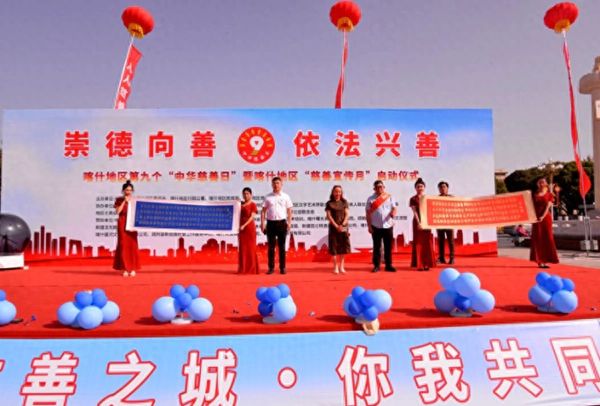 喀什暖心企业家刘永萍!百余幅书画免费装裱,笔墨间藏着大爱情怀