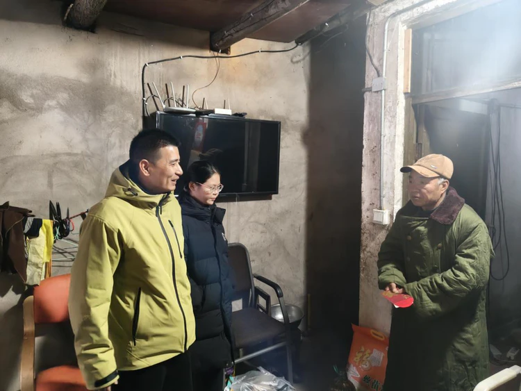 太白园街道:广场社区携手爱心人士谢丽娜家庭走访慰问困难群众