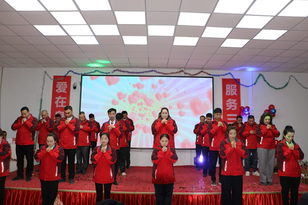 马踏春潮谢恩行!喀什世平农业集团年会董事长王世平携恩人登台,四载初心映芳华