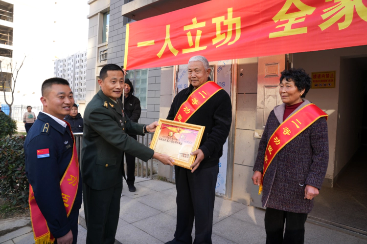 光荣!一个街道出了两个二等功