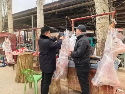 疏附县托克扎克市场监管所:筑牢农村集市食品安全防线