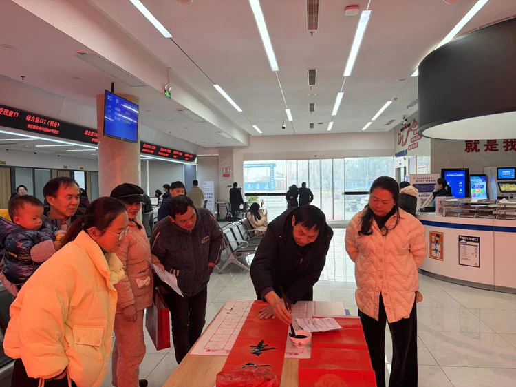 【墨韵传情 对联暖冬】珠山区政务服务管理局开展腊八送春联活动