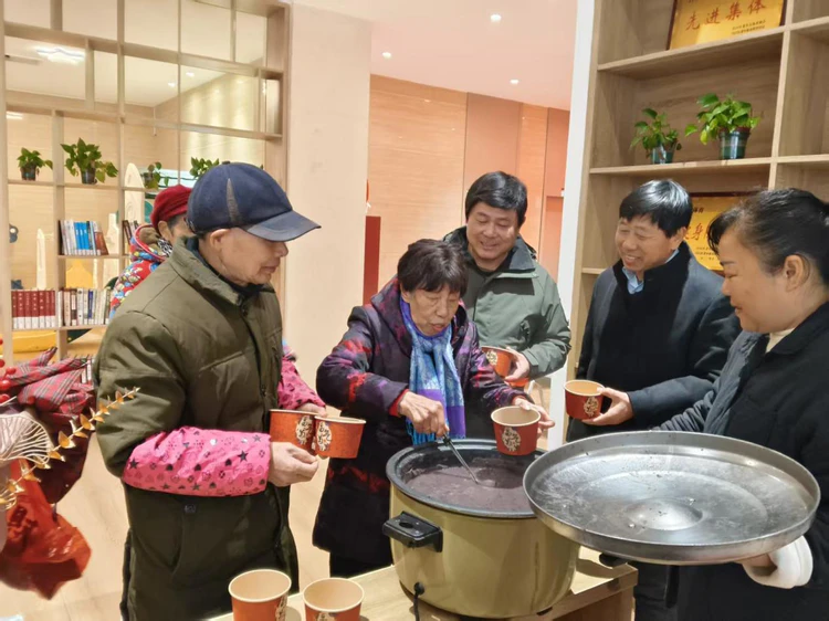 雨天暖粥润心田 昌江区西郊街道胜利社区腊八节情系老年居民 雨天暖粥润心田 昌江区西郊街道胜利社区腊八节情系老年居民