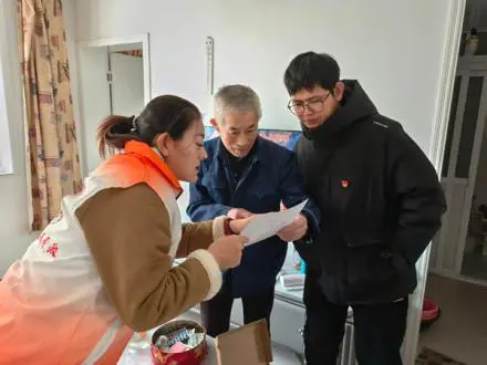 冬日暖人心 为老服务“零距离”I31团民政服务站寒冬送暖守护独居老人