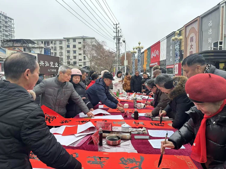 翰墨飘香润营商 周路口街道金家弄社区迎新春送春联 助力优化营商环境 翰墨飘香润营商 周路口街道金家弄社区迎新春送春联 助力优化营商环境