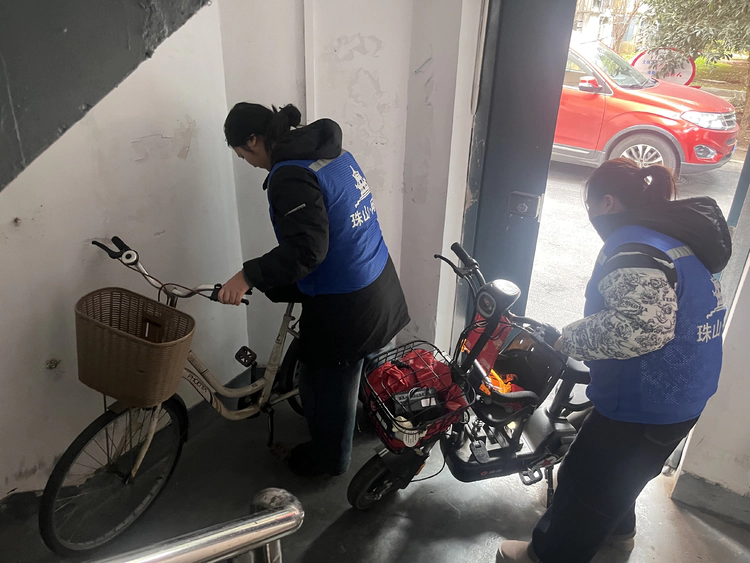 昌河街道昌盛社区开展楼道安全隐患专项整治行动