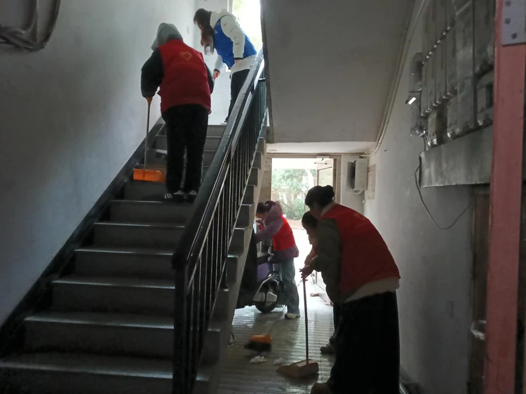 太白园街道曙光村社区开展“清楼道 畅通道 守平安”环境整治活动