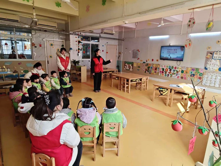 太白园街道小路园社区开展“真情暖童心 相伴护成长”安全自护宣传活动