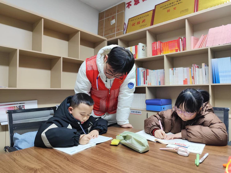 【以青春善意 暖邻里乡心】太白园街道小路园社区开展大学生返乡实践志愿服务活动