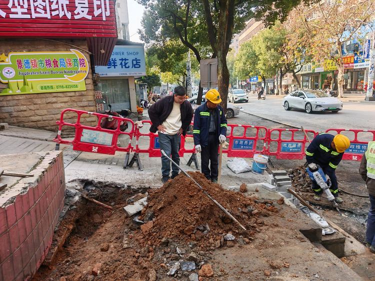 新村街道昌虹社区开展优化营商环境入户宣传活动