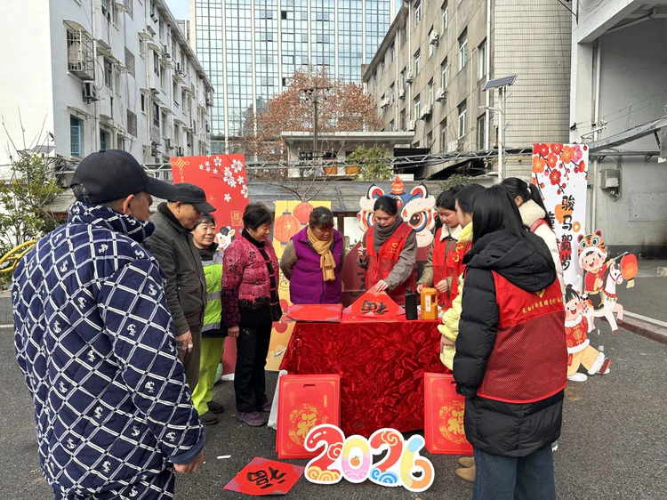 太白园街道曙光村社区开展“迎新春 写福字 送对联”新春非遗活动