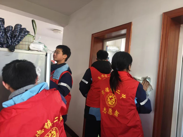 “伙伴领航站”暖冬行动太白园街道西瓜洲社区联合景德镇二中情系困难家庭