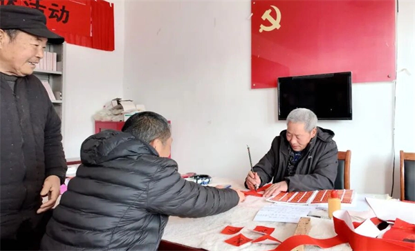 红纸映初心 墨香暖乡邻——沂源张家坡中心学校老党员宋训堂老师义务写春联活动