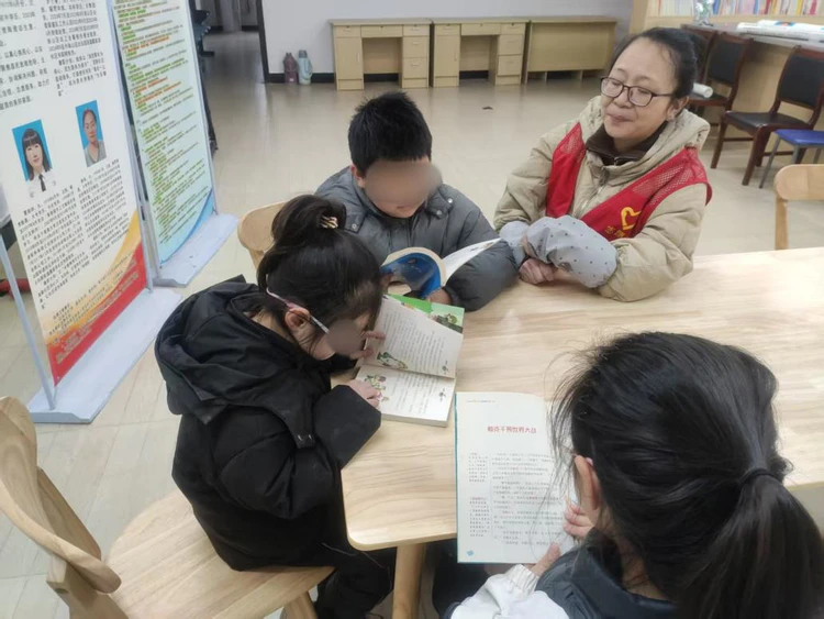 太白园街道戴家弄社区开展“读一本好书”活动