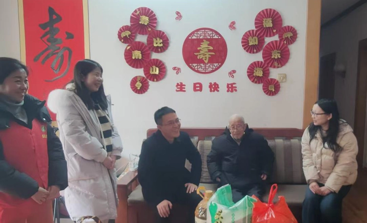 昌河街道开展走访慰问百岁老人送温暖活动