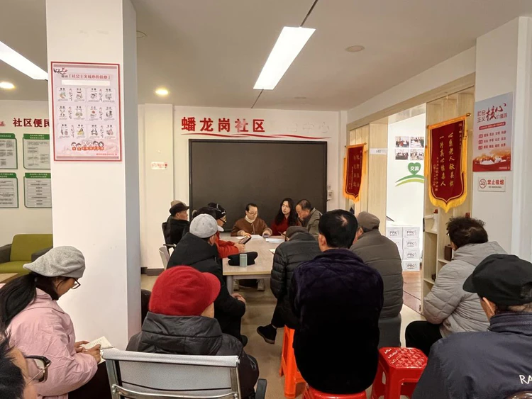 西郊街道蟠龙岗社区开展“积分兑换激活力党建引领聚人心”党员积分兑换活动