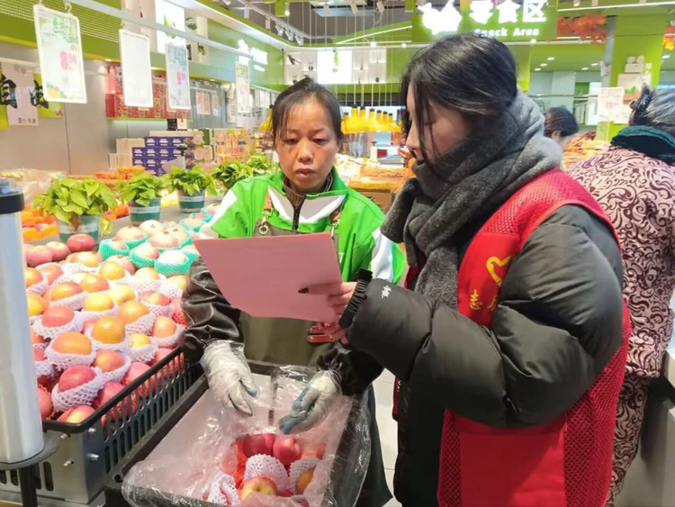 周路口街道云锦巷社区开展食品安全排查活动 助力优化营商环境