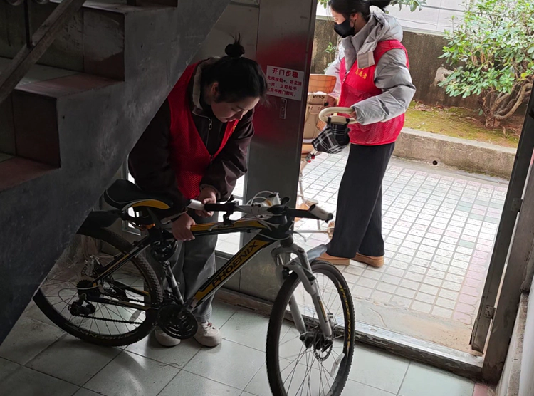 周路口街道广场社区开展“清楼道畅通道”专项行动