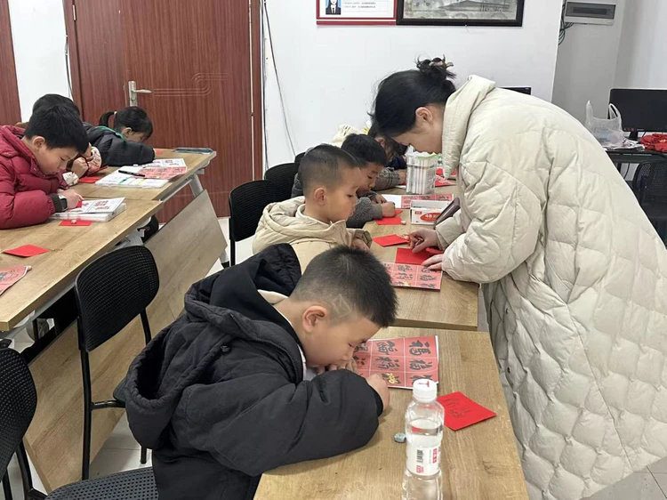 太白园街道曙光村社区联合关工委开展  “笔墨绘福运,童心迎马年”新年非遗活动