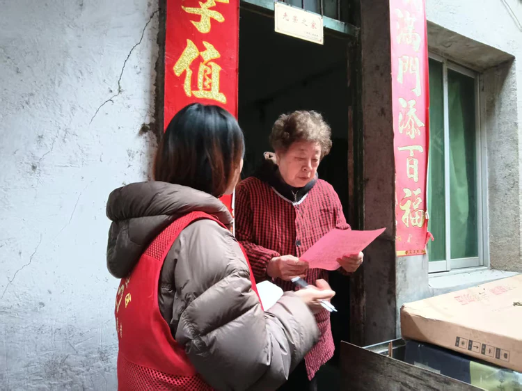 【法治护航平安年 禁燃宣传入民心】周路口街道联合赛跑坦社区筑牢烟花爆竹安全防线