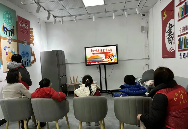 周路口街道云锦巷社区开展青少年普法宣传活动