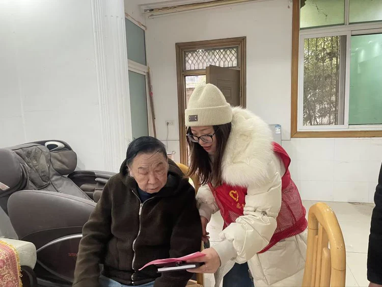 ​云锦巷社区联合周路口司法所开展禁燃禁放安全管理条例宣传活动