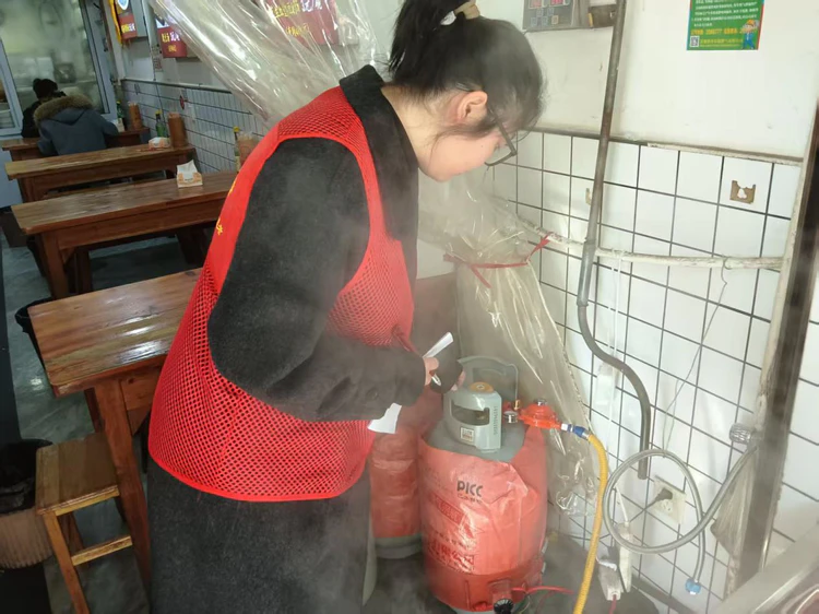 春节前筑牢居民安全“防火墙” 周路口街道广场社区开展燃气安全排查