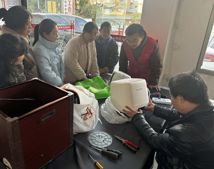 珠山街道:开展迎新年学雷锋志愿服务活动