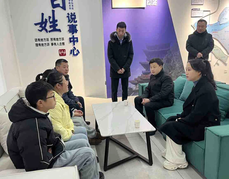 情暖新春护童心 团委走进新村街道洪家山社区慰问困难儿童