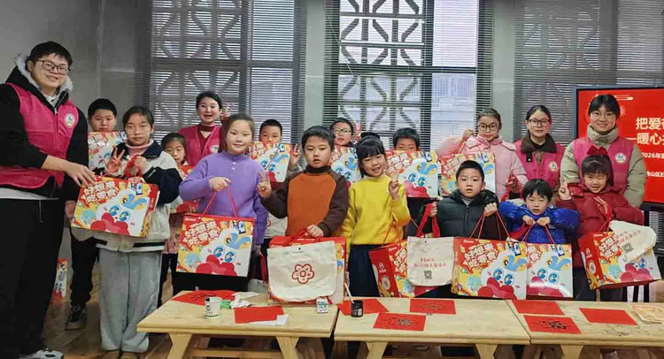 ​拓印非遗韵 慰问暖童心 | 新村街道洪家山社区联合妇联开展儿童公益活动