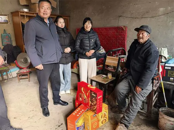 爱心暖寒冬 沂源烧烤美食协会党支部节前慰问高龄老人