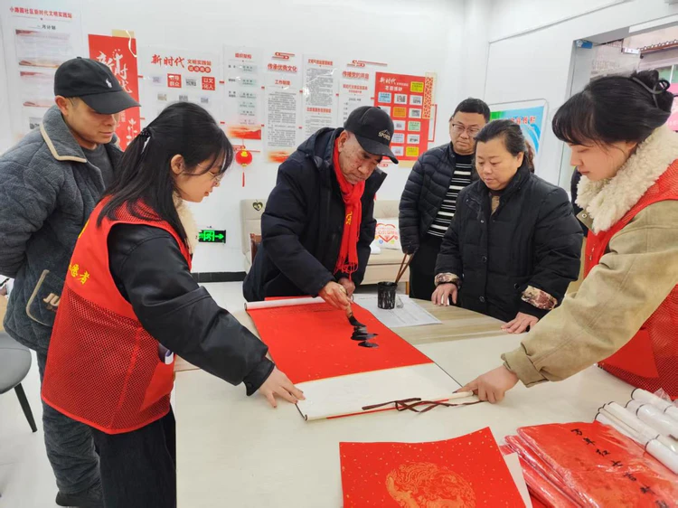 太白园街道小路园社区开展“墨香迎春 福送万家”  迎新春非遗主题活动