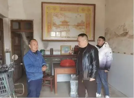 <span><b>1</b> / 5</span>春节前 彭泽县应急管理局走访慰问困难群众