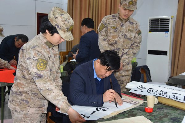 山东淄博:老书画家走进  “开国大典红一师”写春联送祝福