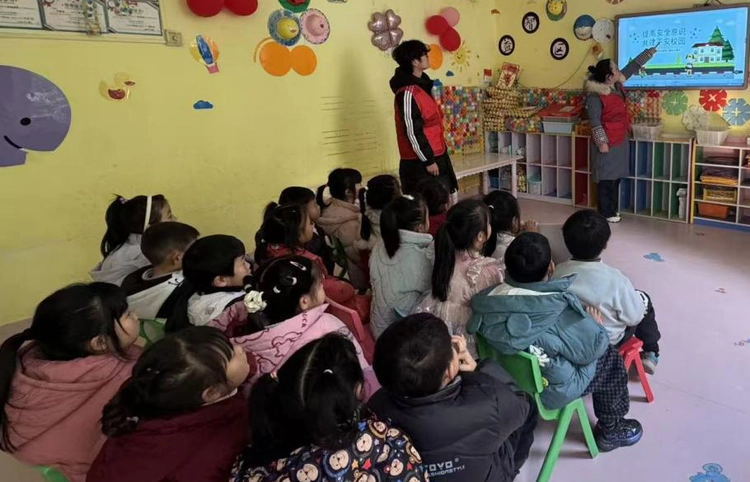 太白园街道西瓜洲社区开展“护航成长筑牢平安校园防线”儿童关爱服务活动