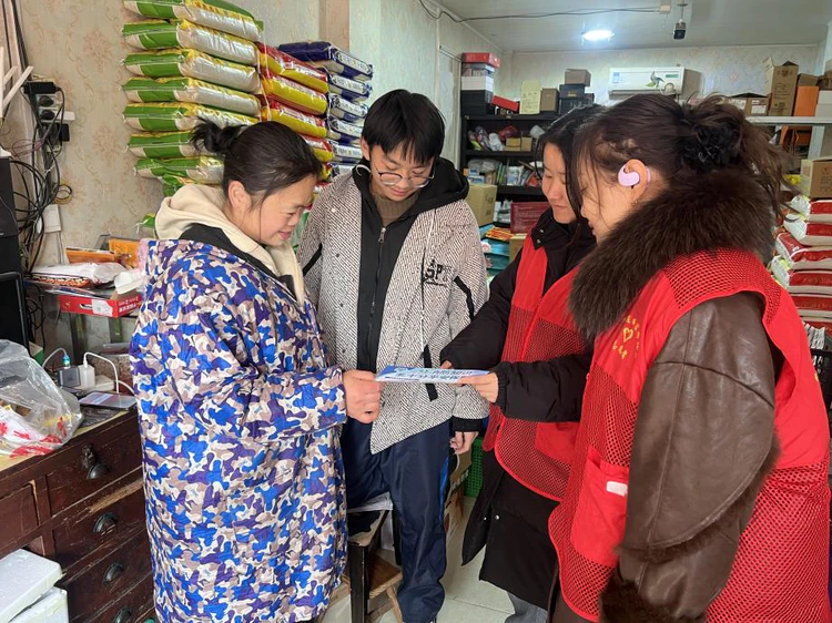 新村街道:梅家岭社区开展入户消防宣传 优化营商环境