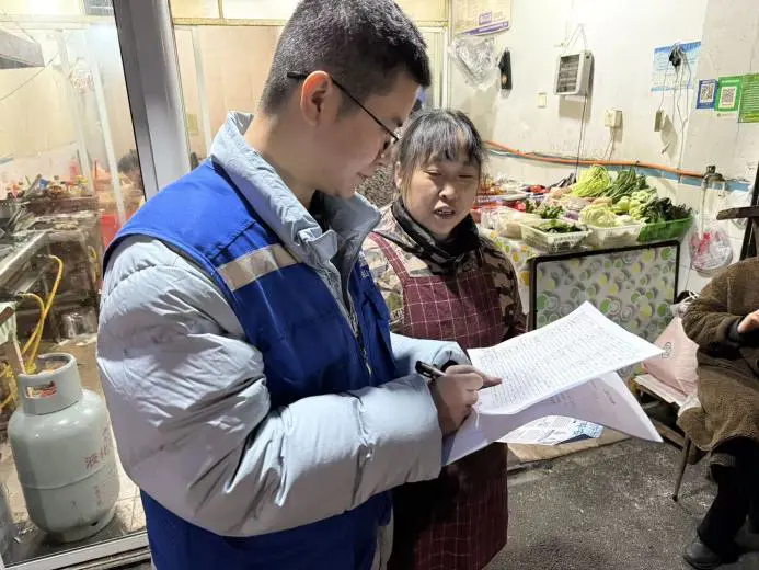 新村街道洪家山社区纪检监督小组联合开展“三防”宣传走访活动