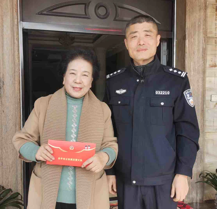 春节前 乐平公安交管开展走访慰问活动