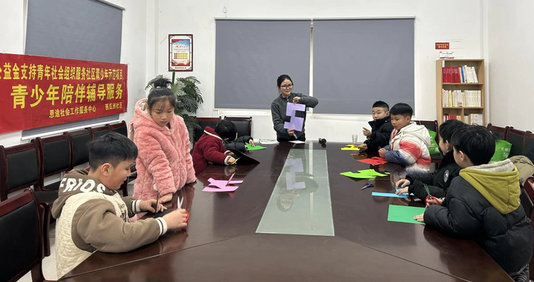 太白园街道:西瓜洲社区“伙伴领航站”开展“指尖生花承传统”趣味剪纸活动