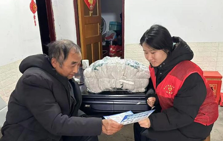 新村街道梅家岭社区纪检监督小组联合开展“三防”宣传走访活动