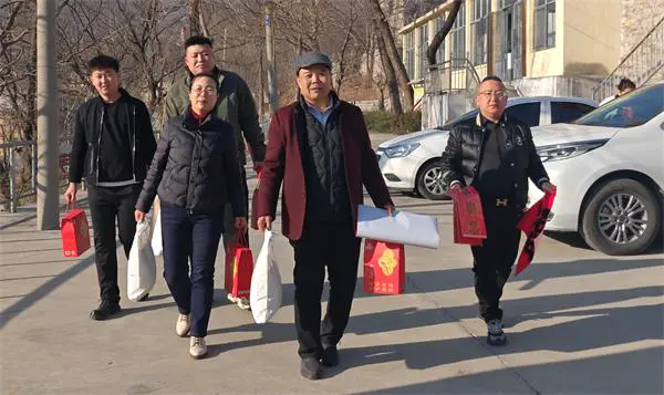 山东淄博:人大代表、政协委员携手淄博企文联开展走进共建村慰问老党员、送春联活动