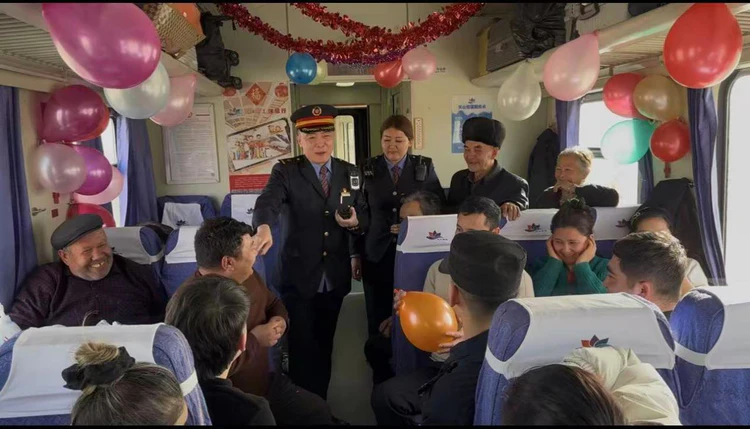 车厢联欢暖归途 天山雪莲伴新春