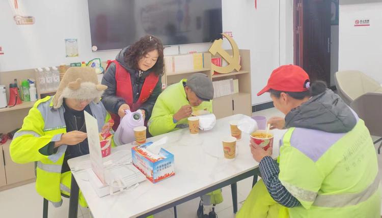 【春节不打烊 驿站暖人心】太白园街道小路园社区工会驿站守护丙午“暖心年”