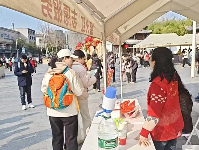 珠山区珠山街道“窑火红”志愿服务队暖心护航 擦亮瓷都文明窗口