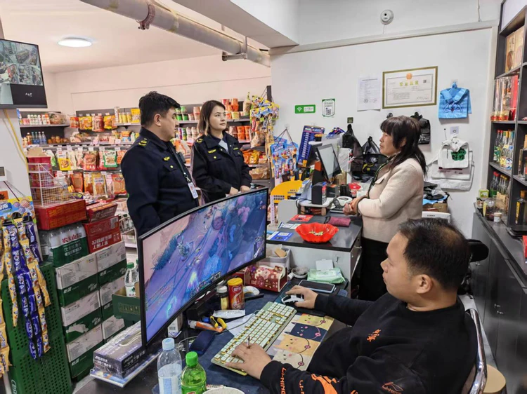 疏附县托克扎克市场监管所:严查校园周边烟酒经营 守护未成年人健康成长