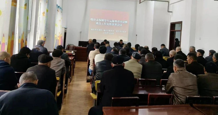 春风护学启新程 国企担当伴成长I喀什公交集团全力护航东城寄宿制学生平安返校