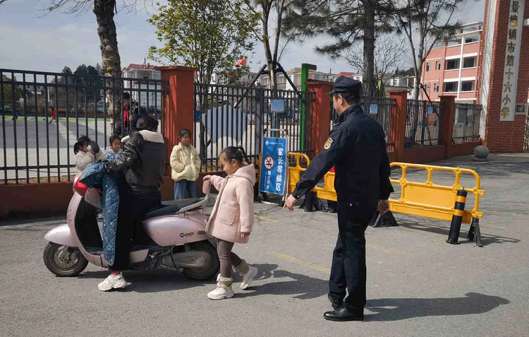 开学首日景德镇高新城管开启“护学模式”